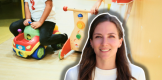 « Les crèches sont enfin devenues politiques » — Journal d’une éducatrice #6 Femme aux cheveux longs, souriante à la caméra, vêtue d'un pull blanc crème, composée sur une image d'arrière-plan montrant un jeune enfant en train de jouer avec des jeux éducatifs colorés : un porteur jouet rouge et jaune avec des roues, et un jouet de frappe en bois avec des perles de couleurs.