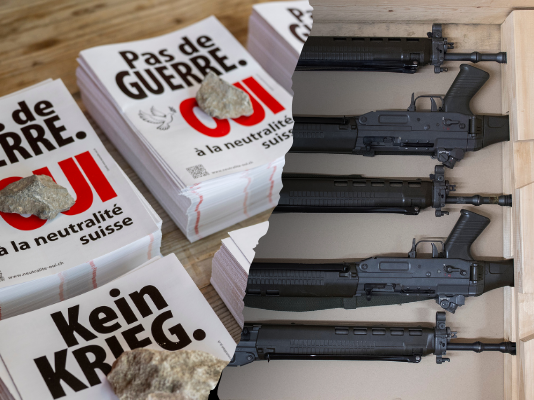 « Pas de guerre » : comment l’UDC trompe l’électorat Collage montrant à gauche des affiches de protestation suisse avec les slogans 'Pas de GUERRE' et 'Kein KRIEG' (Non à la guerre en français et allemand) avec le logo du référendum suisse, et à droite une boîte en bois contenant un arsenal organisé de plusieurs fusils d'assaut noirs alignés horizontalement avec des chargeurs et accessoires tactiques.